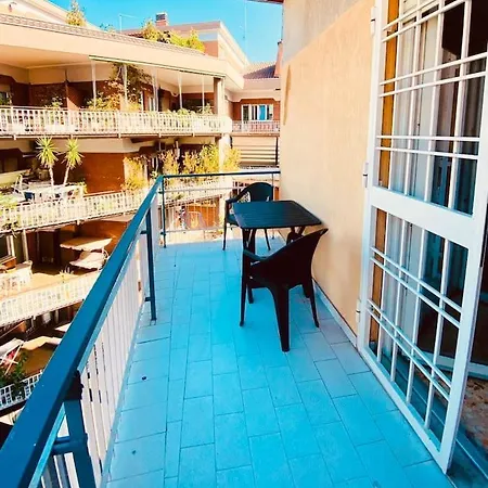 Charming & Quiet With Private Deck Next To Metro