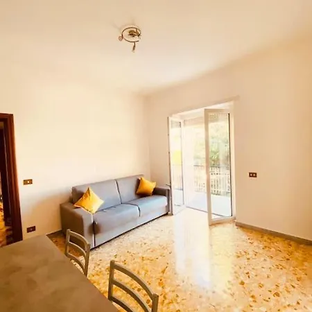 Charming & Quiet With Private Deck Next To Metro ローマ