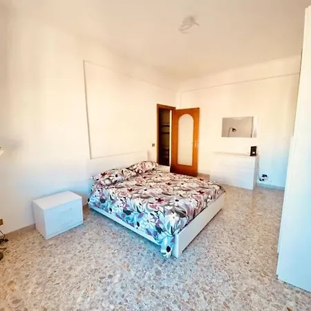 Charming & Quiet With Private Deck Next To Metro Apartmán *