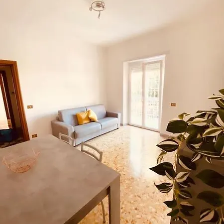 Charming & Quiet With Private Deck Next To Metro 아파트 *